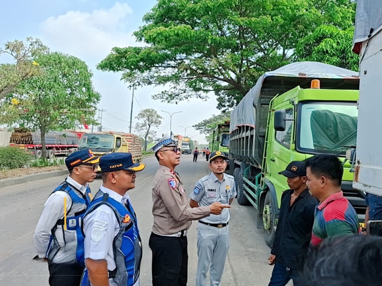 Komitmen Keselamatan Transportasi, Jasa Raharja Bersama Dishub dan Kamsel Polres Cilegon Tertibkan Truk Parkir Sembarangan di Jalan Lingkar Selatan
