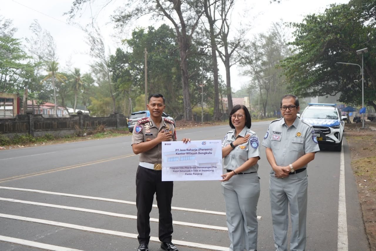 PT Jasa Raharja (Persero) Kanwil Bengkulu Serahkan Bantuan TJSL Berupa Pita Kejut Sebanyak 5 Titik di Sepanjang Jalan Pariwisata