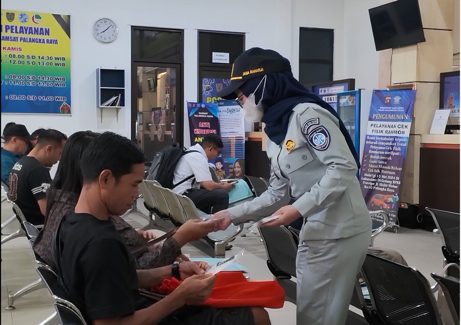 Hari Pelanggan Nasional, Jasa Raharja Kalteng Bagikan Helm dan Masker untuk Masyarakat Hari Pelanggan Nasional, Jasa Raharja Kalteng Bagikan Helm dan Masker untuk Masyarakat