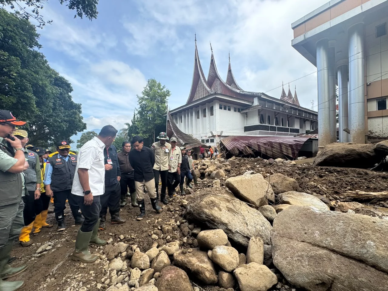 Wapres Tinjau Langsung Infrastruktur Terdampak Bencana di Solok Wapres Tinjau Langsung Infrastruktur Terdampak Bencana di Solok