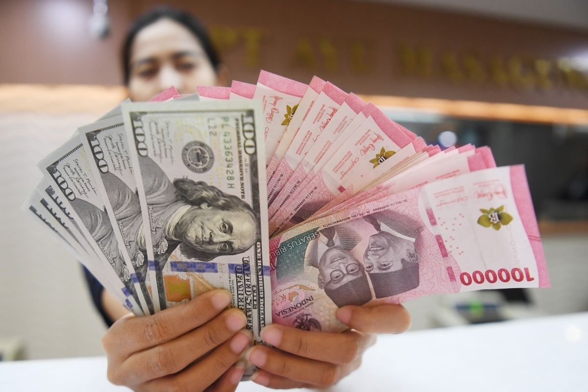 Sentimen Harga Minyak Global Bawa Rupiah Berbalik Menguat