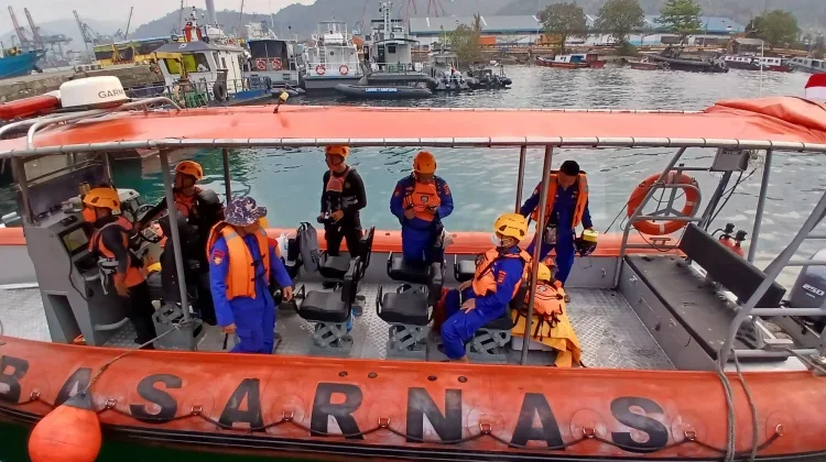 Tim SAR Temukan 3 Life Jacket dan Terpal, Pencarian Wartawan Hilang Terus Berlanjut