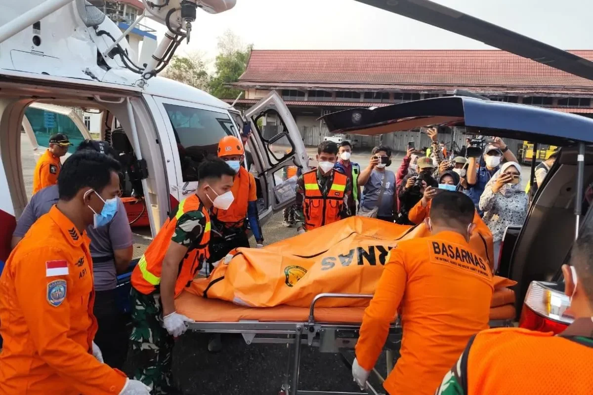 Operasi SAR KM Virgo Diperkuat, Polri Evakuasi Dua Jenazah Pakai Helikopter
