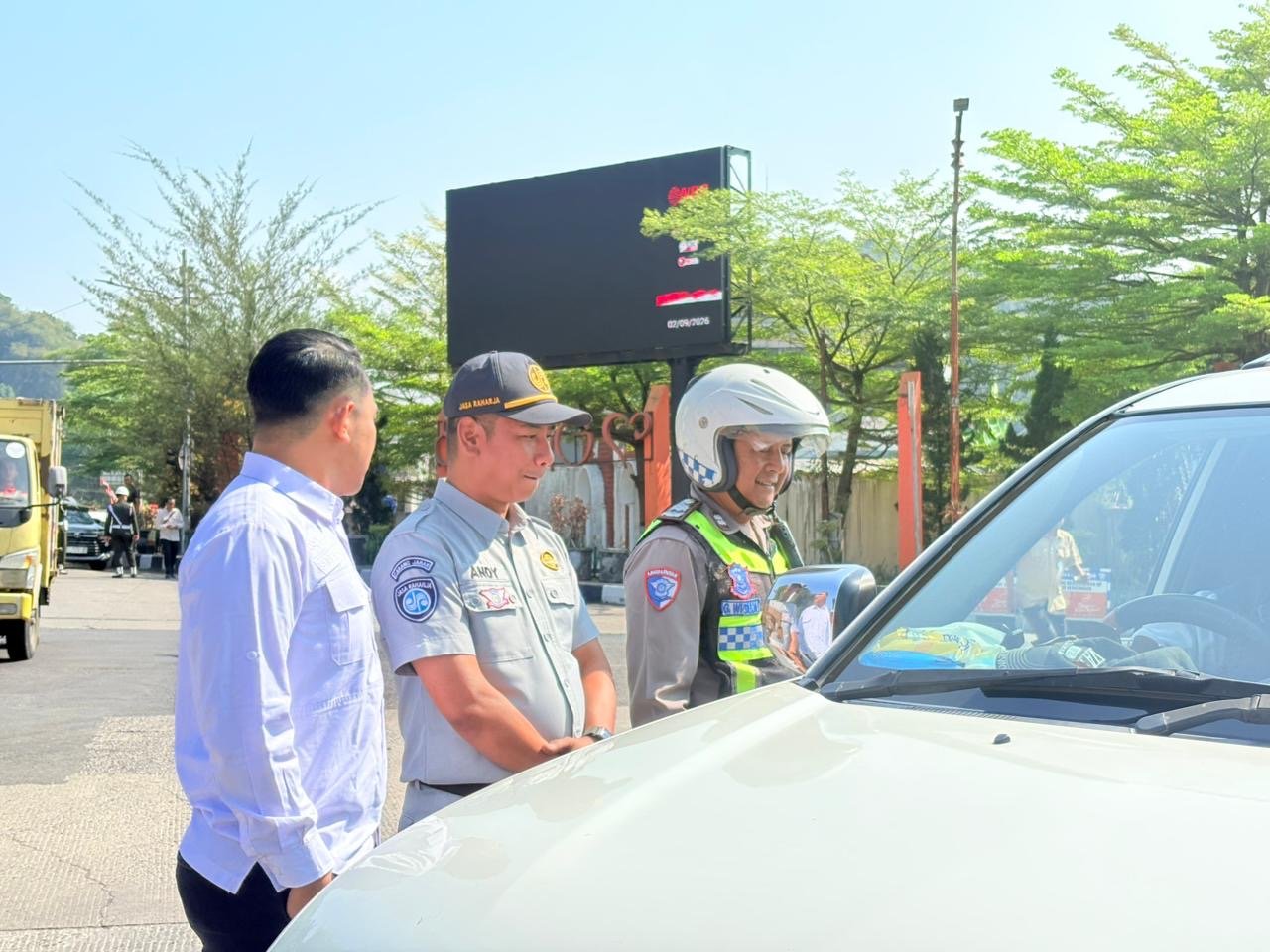 Jasa Raharja Jawa Barat Bersama Tim Gabungan Gelar Operasi Pajak Kendaraan Bermotor di Bundaran Binokasih Sumedang