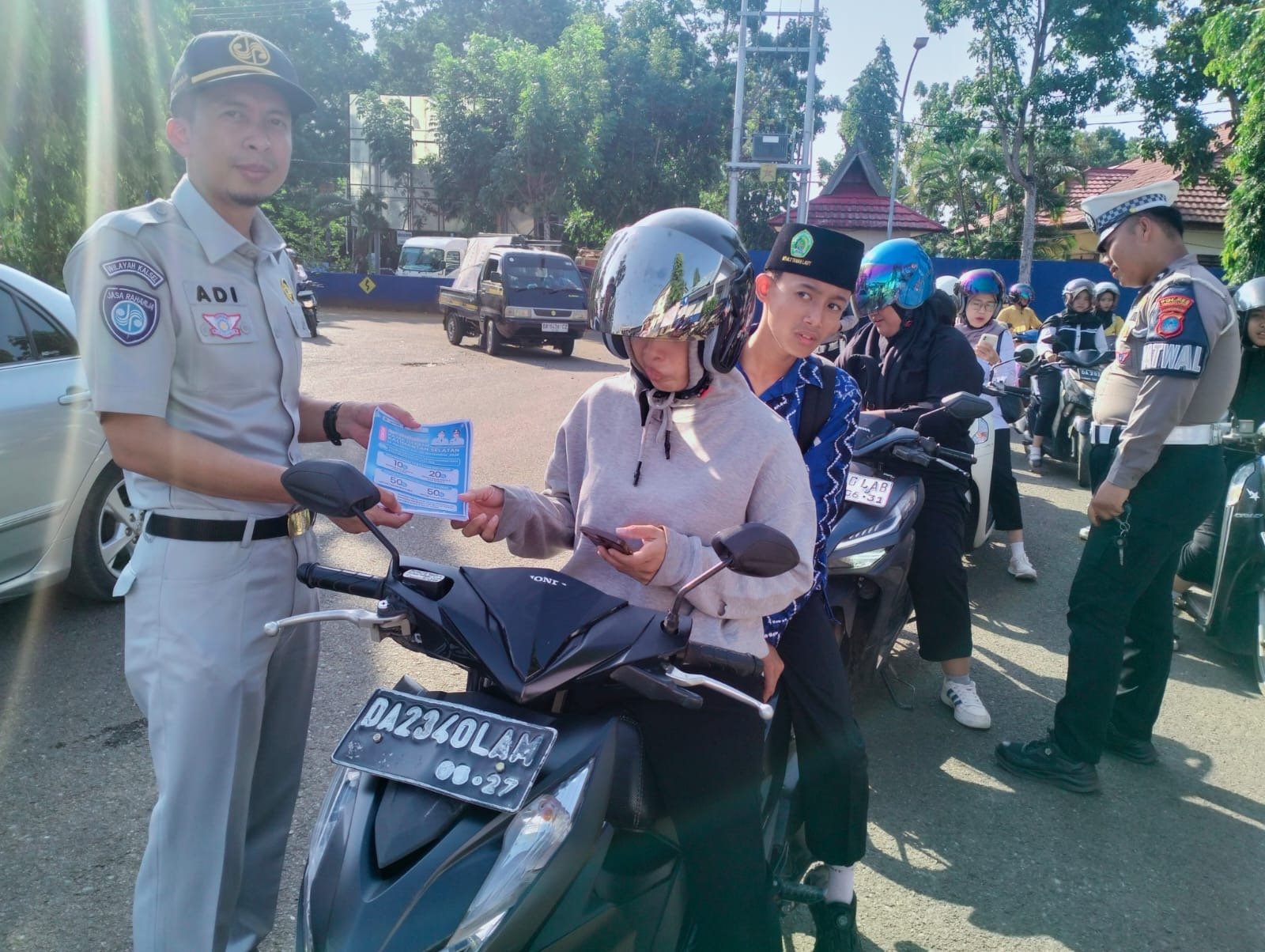 Relaksasi Pajak untuk Masyarakat, Tim Pembina Samsat Pelaihari Gencarkan Sosialisasi di Lapangan Relaksasi Pajak untuk Masyarakat, Tim Pembina Samsat Pelaihari Gencarkan Sosialisasi di Lapangan