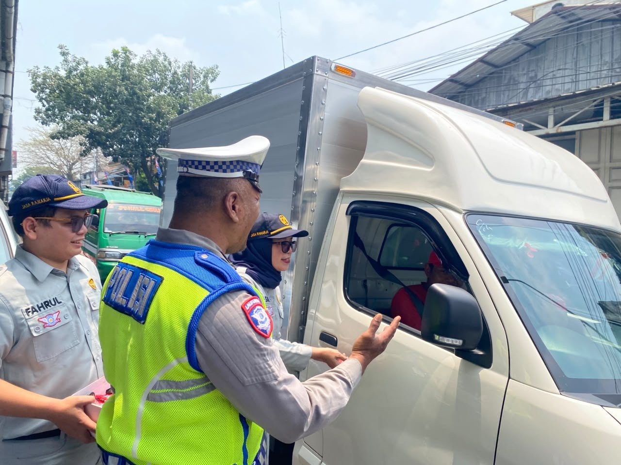 Jasa Raharja Kanwil Jawa Barat dan Polres Cimahi Hadir di Daerah Rawan Laka, Tebarkan Pesan Keselamatan kepada Pengguna
