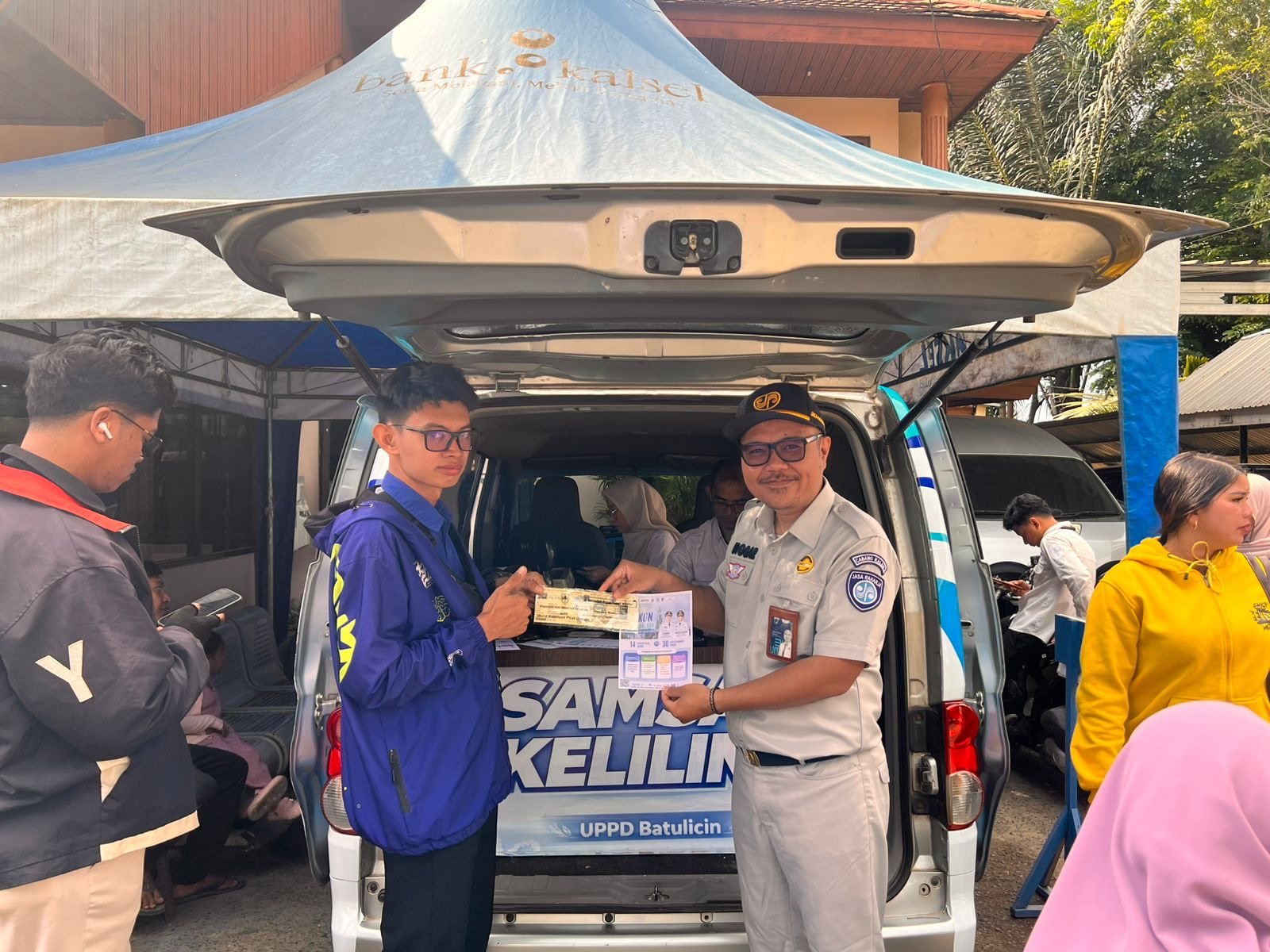 Operasi Gabungan Jadi Sarana Edukasi, Tim Pembina Samsat Batulicin Ajak Warga Tertib Pajak Operasi Gabungan Jadi Sarana Edukasi, Tim Pembina Samsat Batulicin Ajak Warga Tertib Pajak