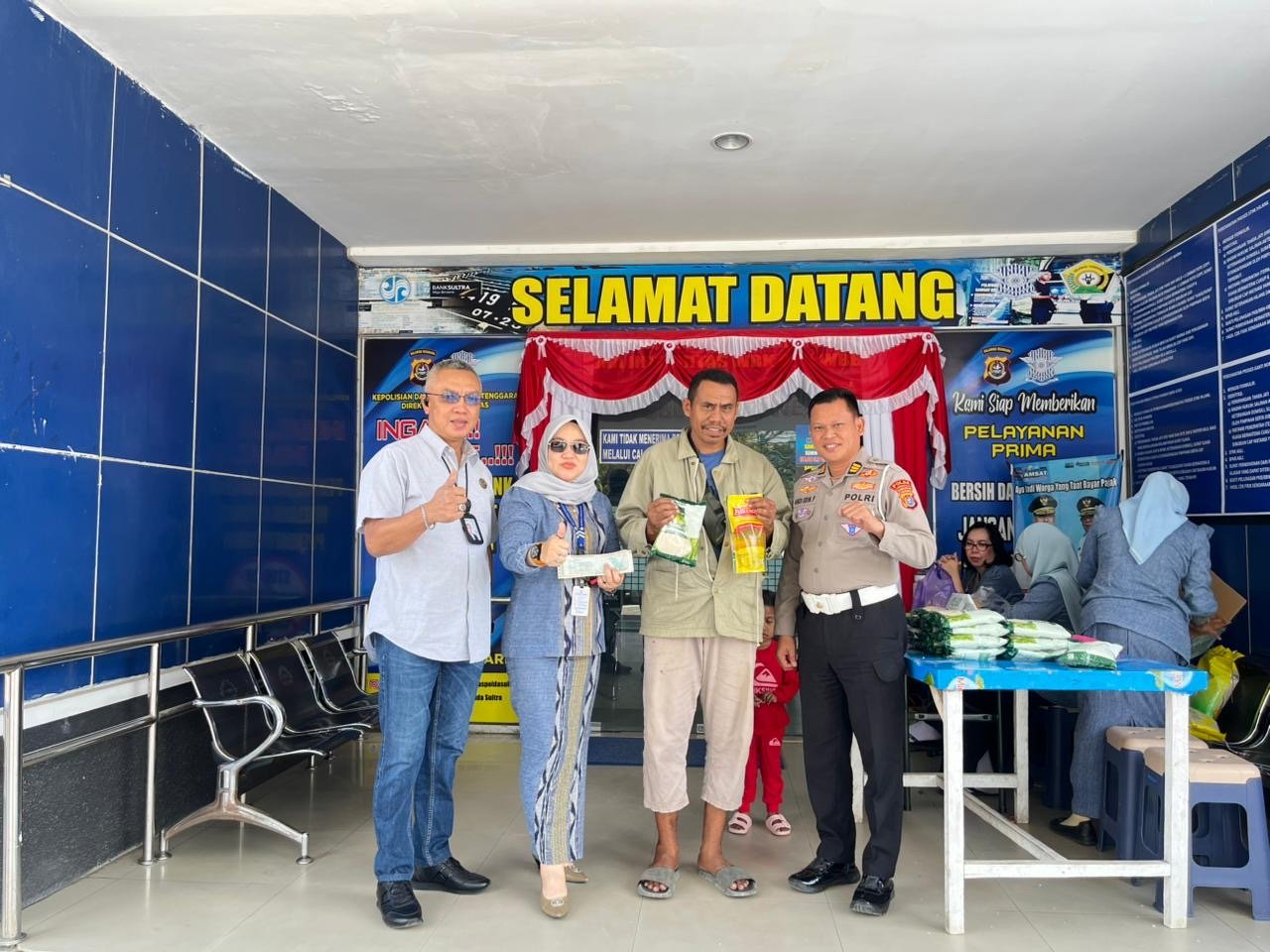 Apresiasi Wajib Pajak Taat, Jasa Raharja dan Tim Pembina Samsat Kendari Gelar Gerakan Pangan Murah Apresiasi Wajib Pajak Taat, Jasa Raharja dan Tim Pembina Samsat Kendari Gelar Gerakan Pangan Murah