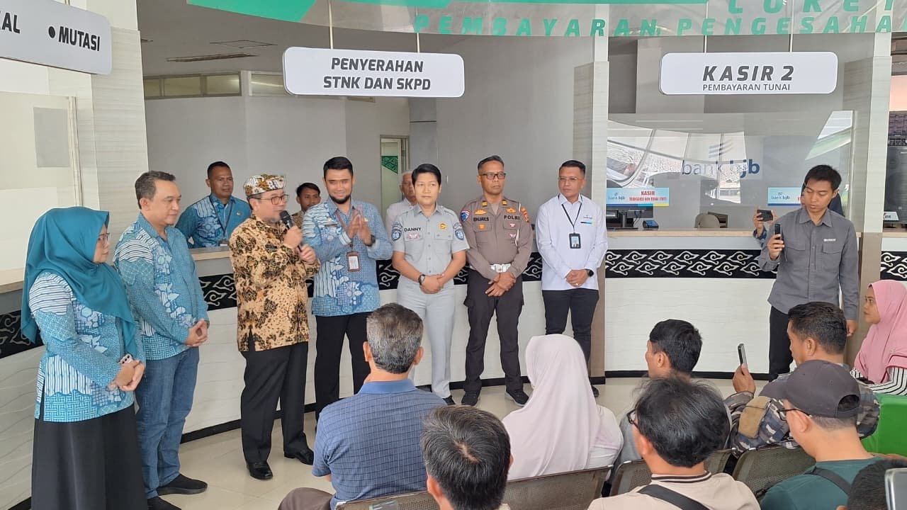 Memperkuat Budaya Customer Centric, PT Jasa Raharja (Persero) Cirebon Peringati Hari Pelanggan Nasional dengan Berikan Helm kepada Wajib Pajak yang Patuh serta Glorifikasi Layanan Digital “Jasfren” di Samsat Kab Cirebon