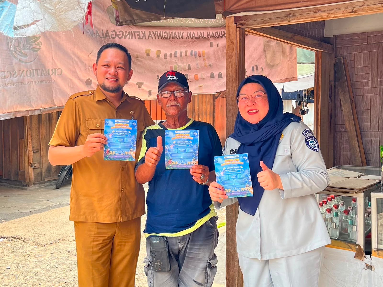 Sambangi Pasar Tengah, Samsat Metro Ajak Masyarakat Manfaatkan Program Keringanan Pajak Kendaraan Sambangi Pasar Tengah, Samsat Metro Ajak Masyarakat Manfaatkan Program Keringanan Pajak Kendaraan