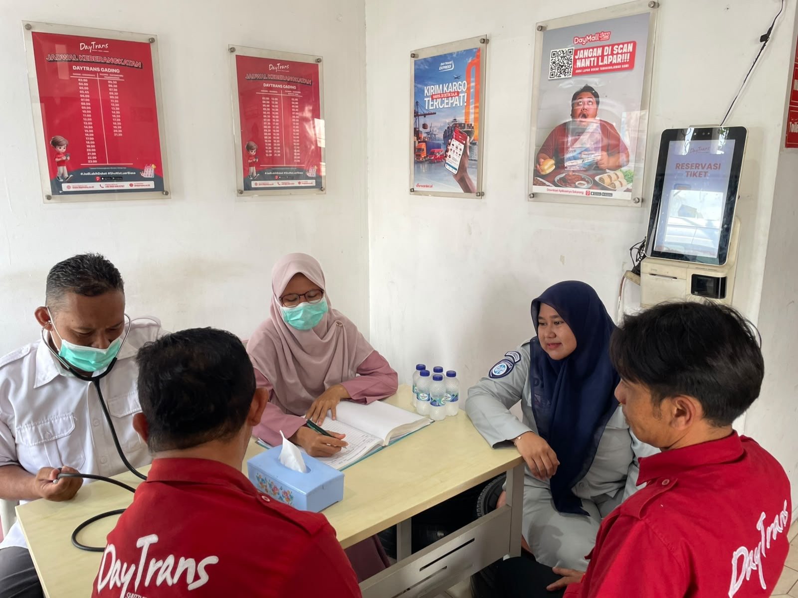 Jasa Raharja Berikan Pemeriksaan Kesehatan Gratis di PO Daytrans untuk Dukung Keselamatan Berkendara