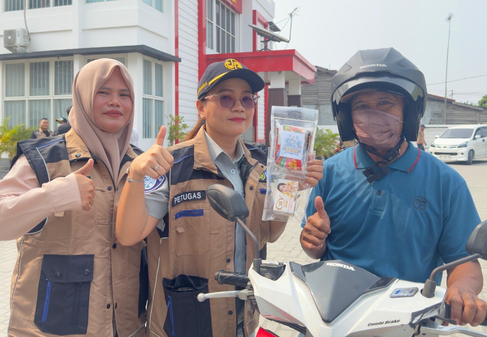 Jasa Raharja Bersama Satlantas Polres Sigi dan Bapenda Gelar Operasi Gabungan di Samsat Sigi Jasa Raharja Bersama Satlantas Polres Sigi dan Bapenda Gelar Operasi Gabungan di Samsat Sigi