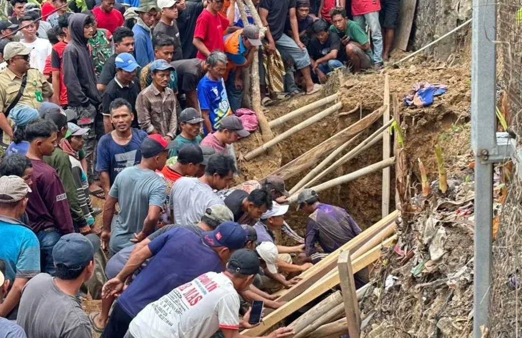 BNPB Ungkap Kronologi Dua Pekerja Tertimbun Longsor di Pekalongan