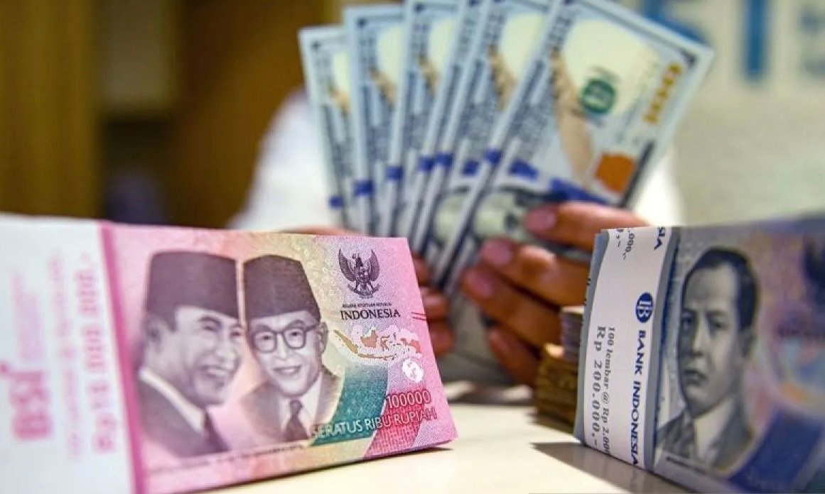 Rupiah Bangkit Menguat, Bertahan di Level Rp18.000