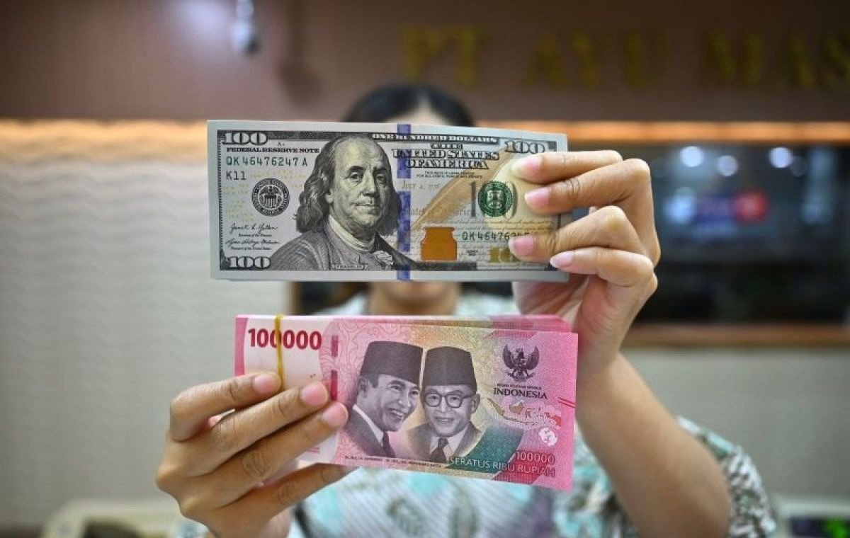 Harga Minyak Global Melonjak, Nilai Tukar Rupiah Hari Ini Melemah