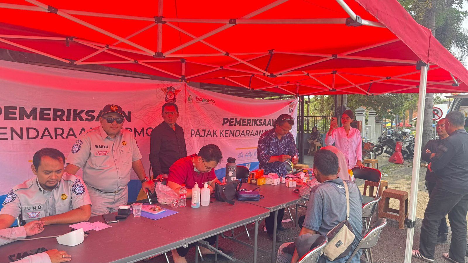 PT Jasa Raharja Cabang Tasikmalaya Berikan Pengobatan Gratis dan Souvenir bagi Wajib Pajak pada Operasi Gabungan di Bunderan Tarogong