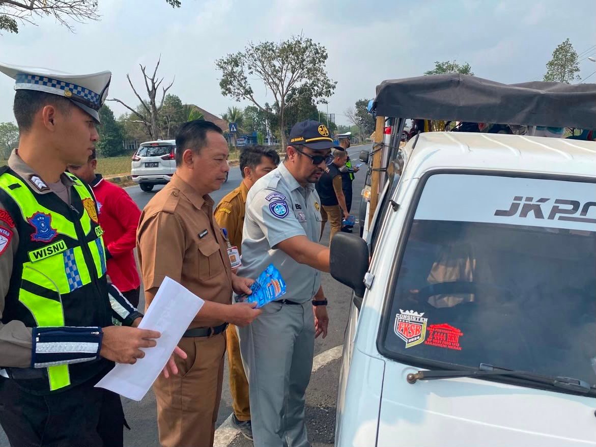 Sasar Pengendara di Depan Kantor Bupati, Samsat Sukadana Sosialisasikan Program Keringanan Pajak Sasar Pengendara di Depan Kantor Bupati, Samsat Sukadana Sosialisasikan Program Keringanan Pajak