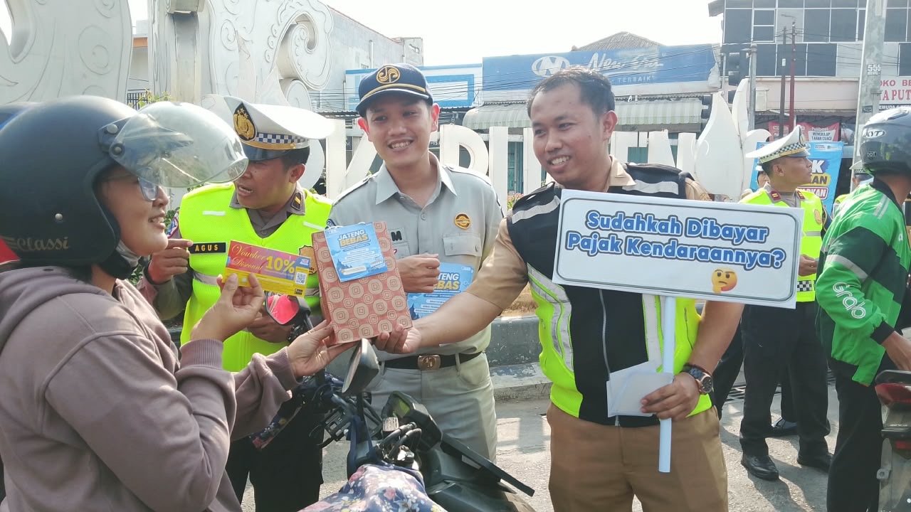 Wujud Apresiasi Wajib Pajak dan Keselamatan Jalan, Tim Pembina Samsat Kebumen Sosialisasikan Program Jateng Bebas di Tugu Lawet Wujud Apresiasi Wajib Pajak dan Keselamatan Jalan, Tim Pembina Samsat Kebumen Sosialisasikan Program Jateng Bebas di Tugu Lawet