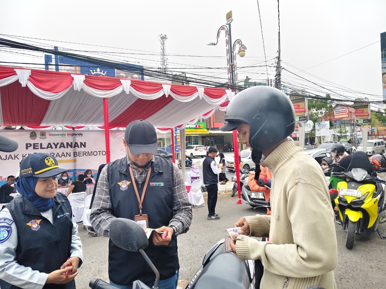 Tingkatkan Keselamatan dan Kepatuhan, PT Jasa Raharja (Persero) Cabang Cirebon Melaksanakan Kegiatan Pemeriksaan Pajak Kendaraan Bermotor dan Berikan Layanan Kesehatan Gratis di Kec Kedawung Kab Cirebon