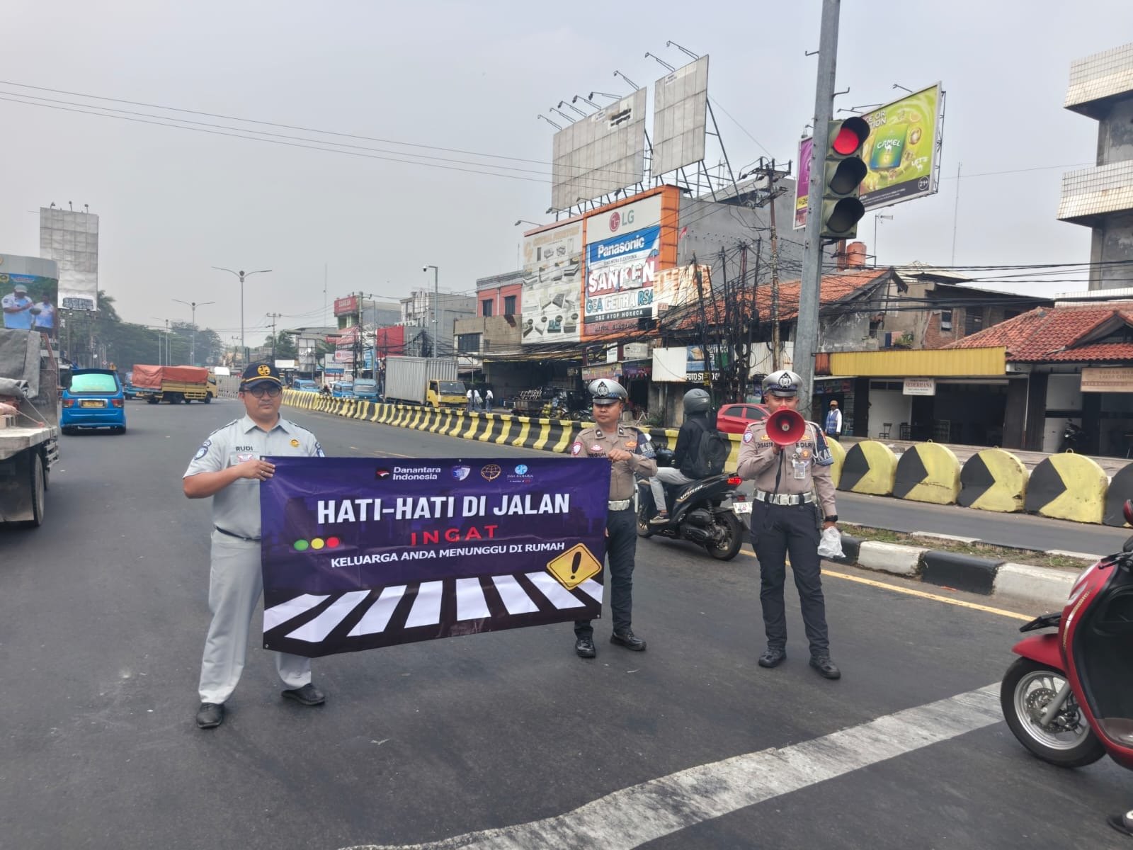 Sinergi Jasa Raharja Bogor dan Polres Bogor dalam Aksi Simpatik di Titik Rawan Laka Kecamatan Gunung Putri dan Cileungsi